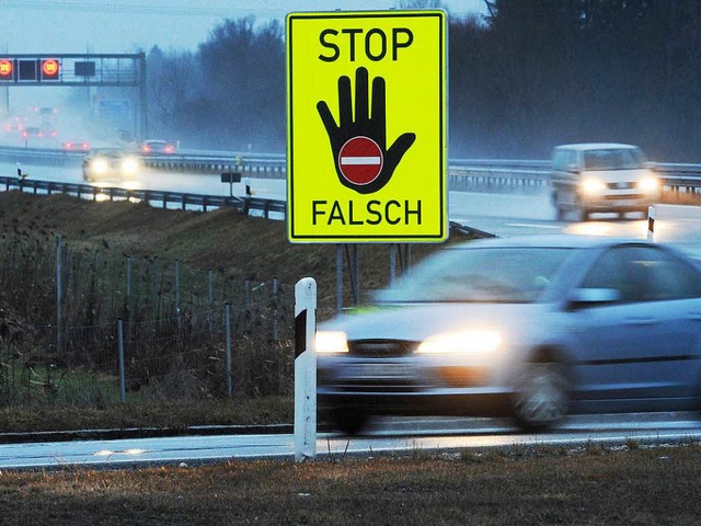 Warnschilder sollen Geisterfahrer stoppen. (Symbolbild)  | Foto: dpa-tmn