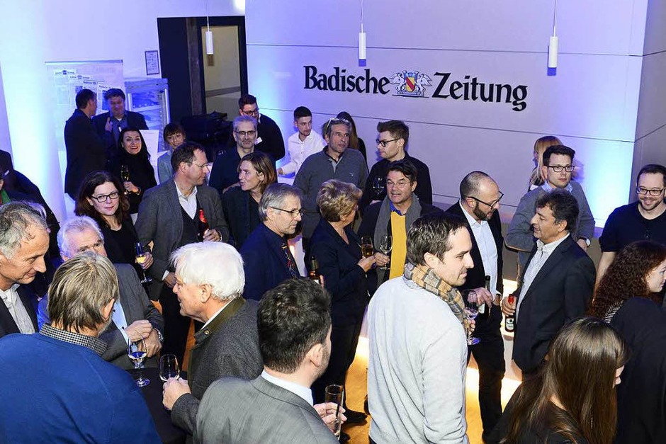 Plaudern nach Redaktionsschluss: BZ-Apéro in den neuen Räumen der Stadtredaktion. (Foto: Ingo Schneider) Plaudern nach Redaktionsschluss: BZ-Apéro in den neuen Räumen der Stadtredaktion. (Foto: Ingo Schneider)