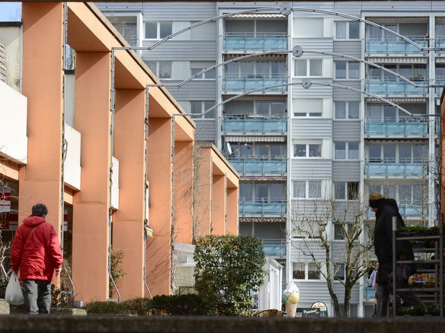 Das  bislang zweigeschossige  Einkaufs...siebenstckigen Neubau ersetzt werden.  | Foto: Ingo Schneider