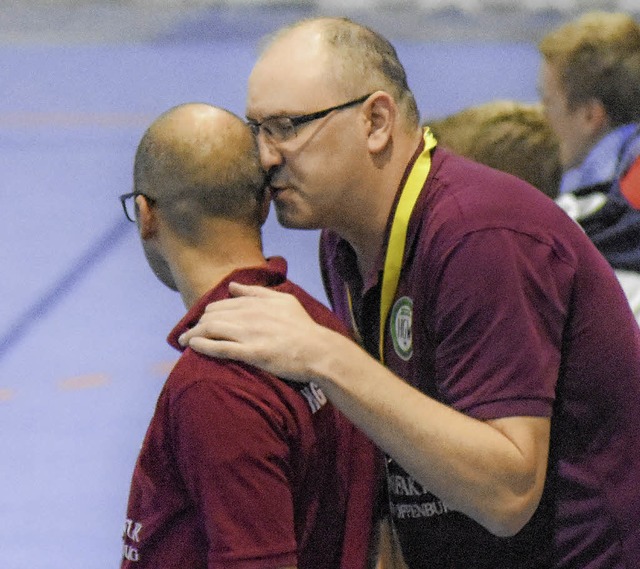 Taktikbesprechung zwischen Co-Trainer ...er und Trainer Michael Bohn (rechts).   | Foto: Sebastian Khli
