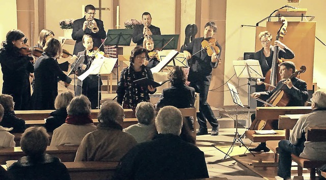 Das Ensemble Elztal-Sinfonietta Freibu... Lukas Grimm in der Weisweiler Kirche.  | Foto: Ilona Hge