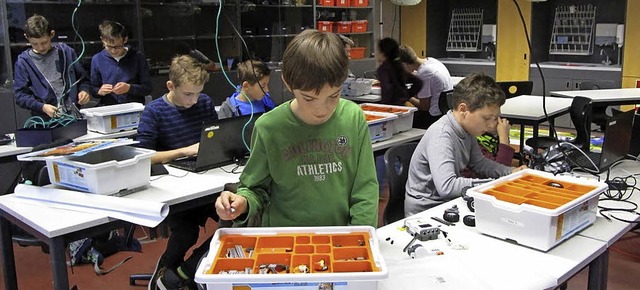 Konzentriert  arbeiten die jungen Forscher an ihren Aufgaben.    | Foto: Patrick Schmeja