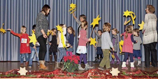Bei der Adventsfeier fhrten die Kindergartenkinder einen Sternentanz auf.   | Foto: Helmut Rothermel