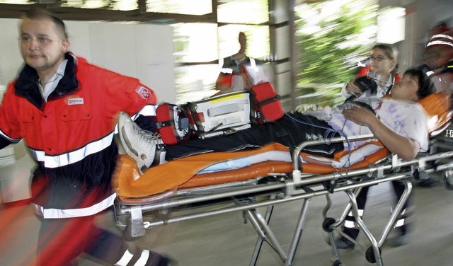 Die Personaldecke im Rettungsdienst ist  knapp.   | Foto: Rolf Haid (dpa)