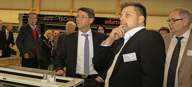 Andreas Valencak (Zweiter von rechts),...(Mitte) und Unternehmern beim Rundgang  | Foto: Sandra DEcoux-Kone