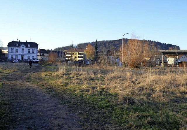 Auf dem Areal beim Bahnhof soll die neue Sporthalle entstehen.   | Foto: Tolsdorf