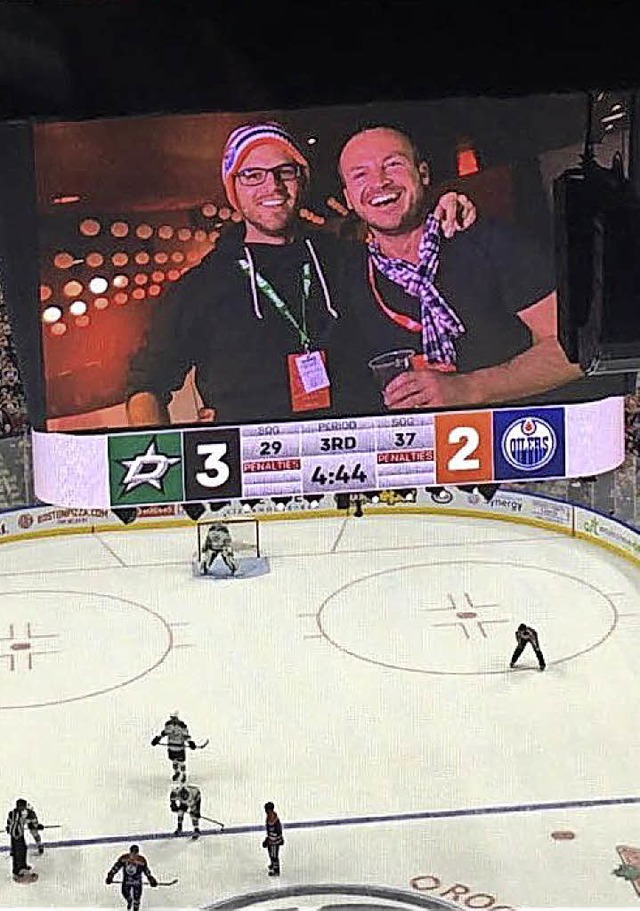 Beim Eishockeyspiel  in Kanada wurde T... auf der Stadionleinwand eingeblendet.  | Foto: privat