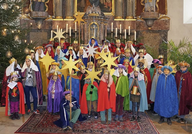 Bevor die Sternsinger in den einzelnen...ch zu einem farbenfrohen Gruppenbild.   | Foto: Katholische Seelsorgeeinheit