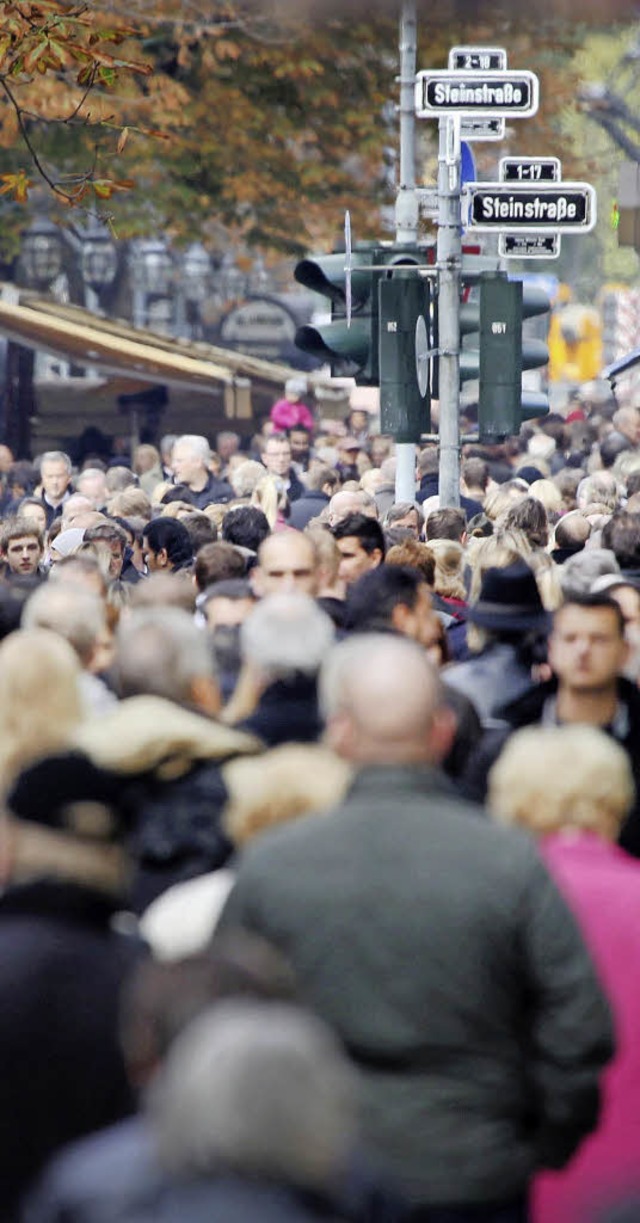 Menschenmengen am verkaufsoffenen Sonntag &#8211; davon trumt der Einzelhandel.  | Foto: dpa