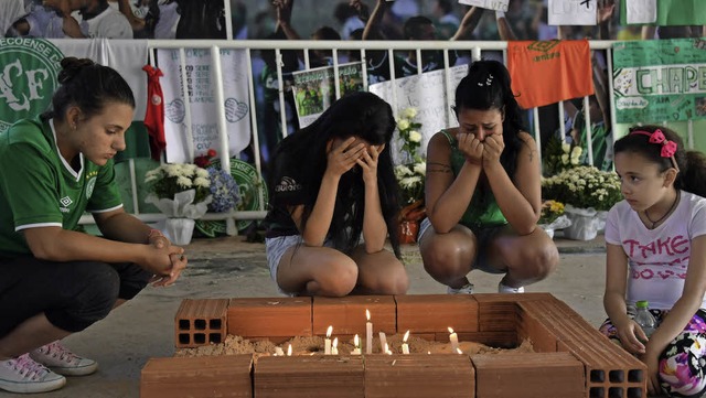 Junge Fans trauern an einem selbstgema...unglckten brasilianischen Fuballer.   | Foto: afp