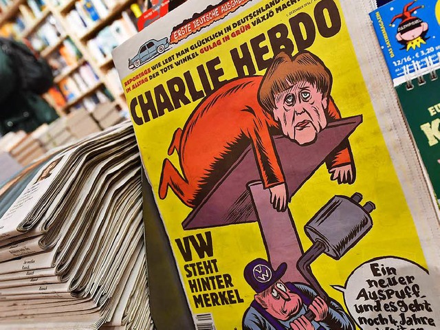 Charlie Hebdo hievt Merkel auf die Ram...uf den ersten deutschsprachigen Titel.  | Foto: AFP