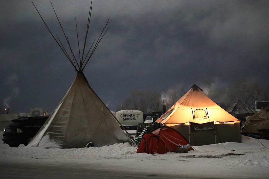 Ureinwohner vom Volk der Sioux wehren sich gegen das Pipeline-Projekt, da die Leitung durch Land ihrer Vorfahren verlaufen soll. Die Aktivisten campieren seit Monaten an der Baustelle. (Foto: AFP) Ureinwohner vom Volk der Sioux wehren sich gegen das Pipeline-Projekt, da die Leitung durch Land ihrer Vorfahren verlaufen soll. Die Aktivisten campieren seit Monaten an der Baustelle. (Foto: AFP)