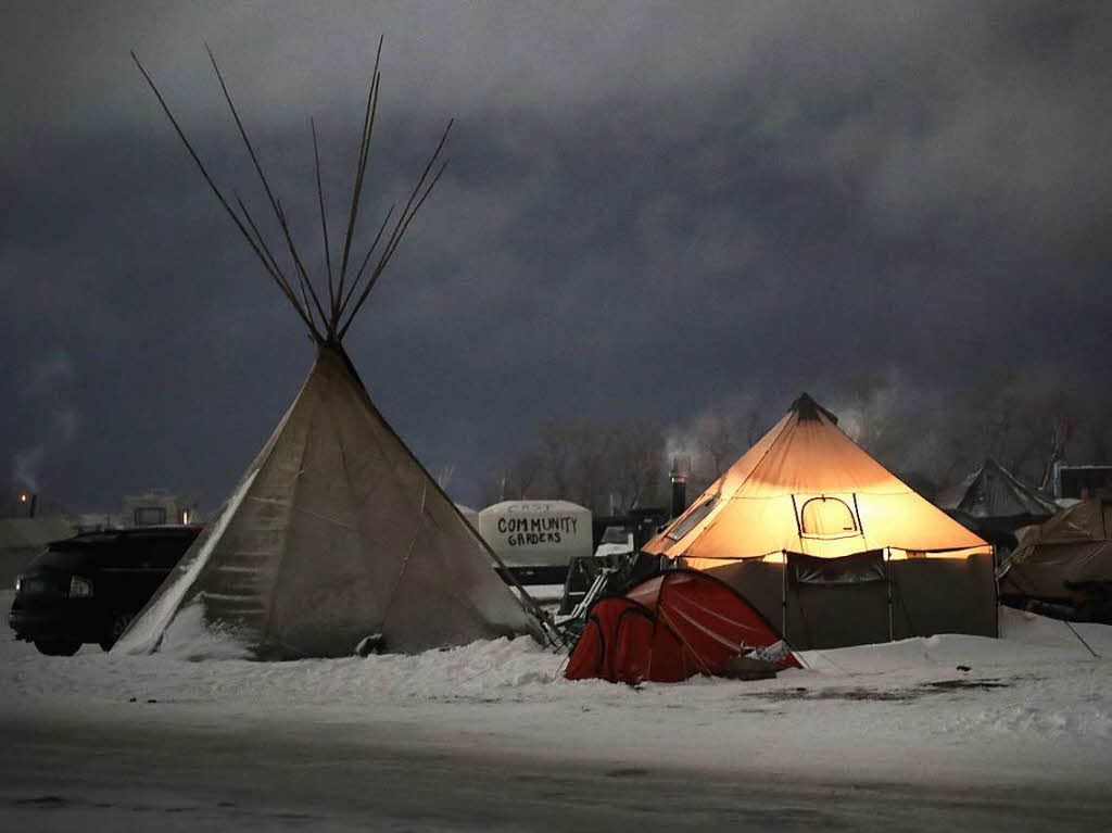 Ureinwohner vom Volk der Sioux wehren sich gegen das Pipeline-Projekt, da die Leitung durch Land ihrer Vorfahren verlaufen soll. Die Aktivisten campieren seit Monaten an der Baustelle.