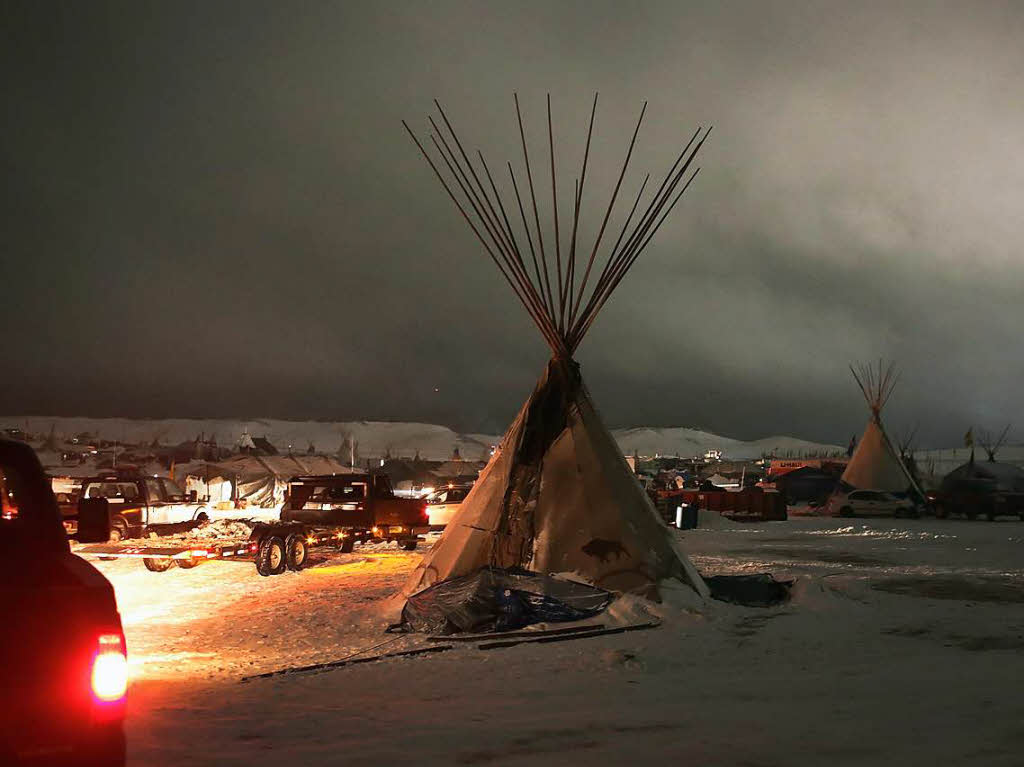 Ureinwohner vom Volk der Sioux wehren sich gegen das Pipeline-Projekt, da die Leitung durch Land ihrer Vorfahren verlaufen soll. Die Aktivisten campieren seit Monaten an der Baustelle.