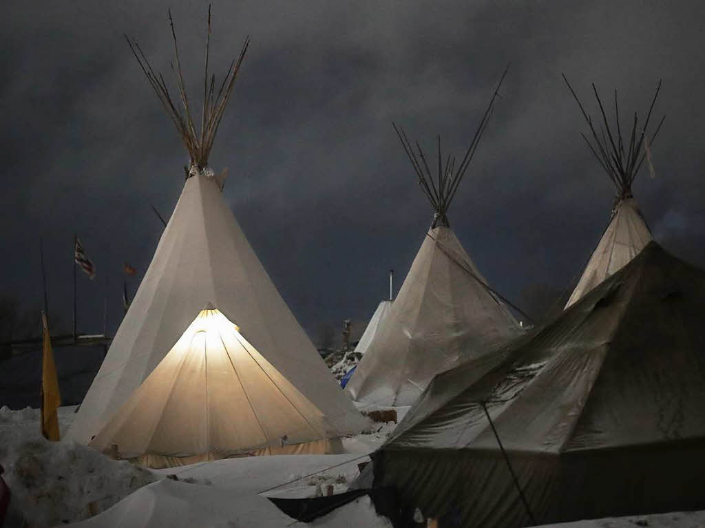 Ureinwohner vom Volk der Sioux wehren sich gegen das Pipeline-Projekt, da die Leitung durch Land ihrer Vorfahren verlaufen soll. Die Aktivisten campieren seit Monaten an der Baustelle.