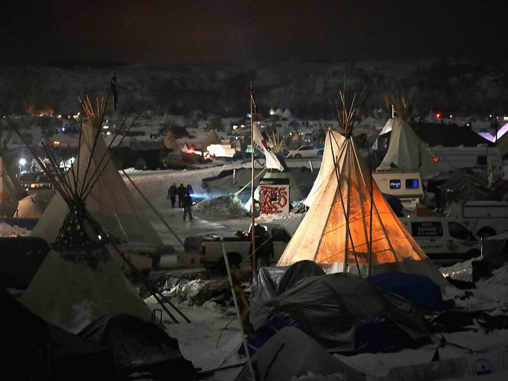 Ureinwohner vom Volk der Sioux wehren sich gegen das Pipeline-Projekt, da die Leitung durch Land ihrer Vorfahren verlaufen soll. Die Aktivisten campieren seit Monaten an der Baustelle.