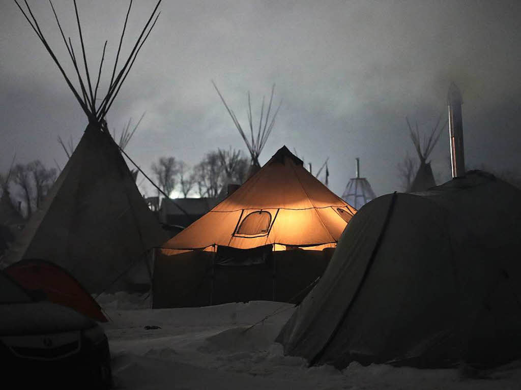 Ureinwohner vom Volk der Sioux wehren sich gegen das Pipeline-Projekt, da die Leitung durch Land ihrer Vorfahren verlaufen soll. Die Aktivisten campieren seit Monaten an der Baustelle.