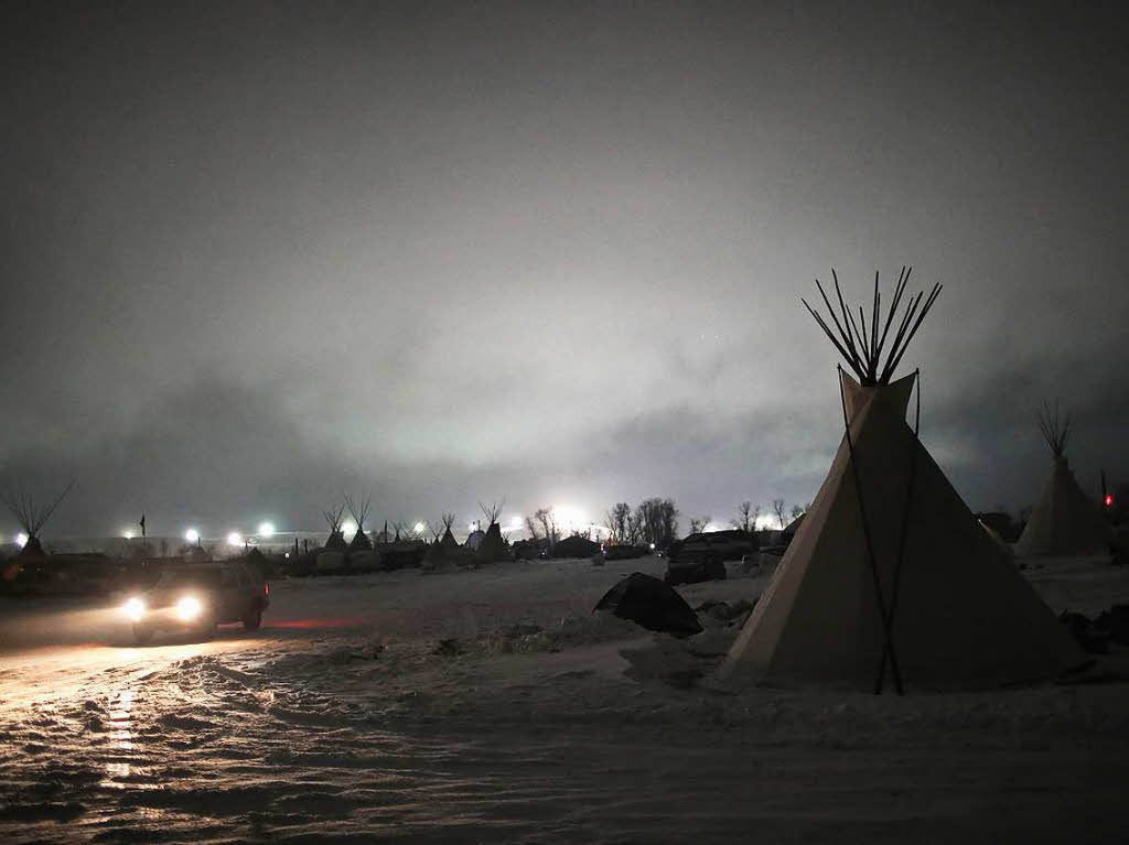 Ureinwohner vom Volk der Sioux wehren sich gegen das Pipeline-Projekt, da die Leitung durch Land ihrer Vorfahren verlaufen soll. Die Aktivisten campieren seit Monaten an der Baustelle.