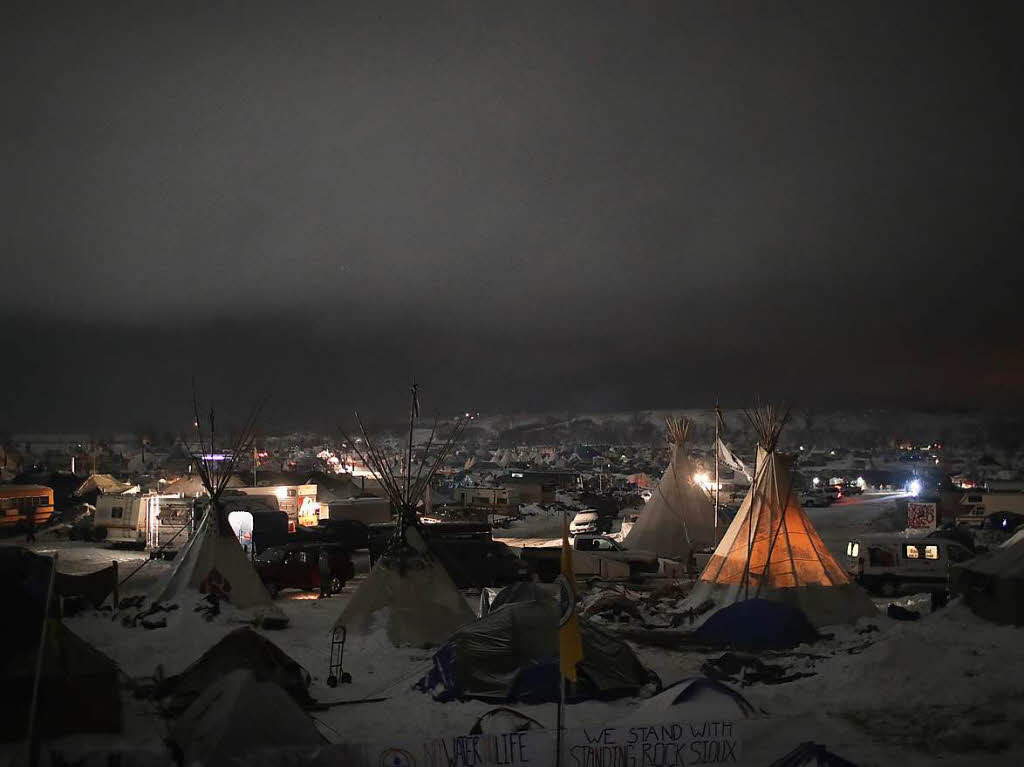 Ureinwohner vom Volk der Sioux wehren sich gegen das Pipeline-Projekt, da die Leitung durch Land ihrer Vorfahren verlaufen soll. Die Aktivisten campieren seit Monaten an der Baustelle.