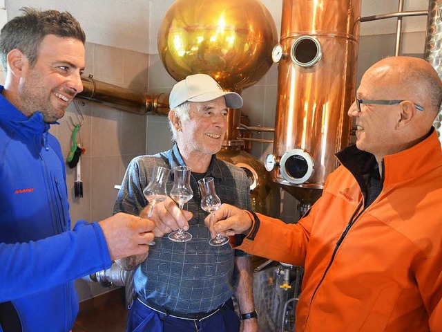 Prost! Das Schnapsbrennen bezeichnen T...ernd Gnswein als Generationenprojekt.  | Foto: Sarah Beha