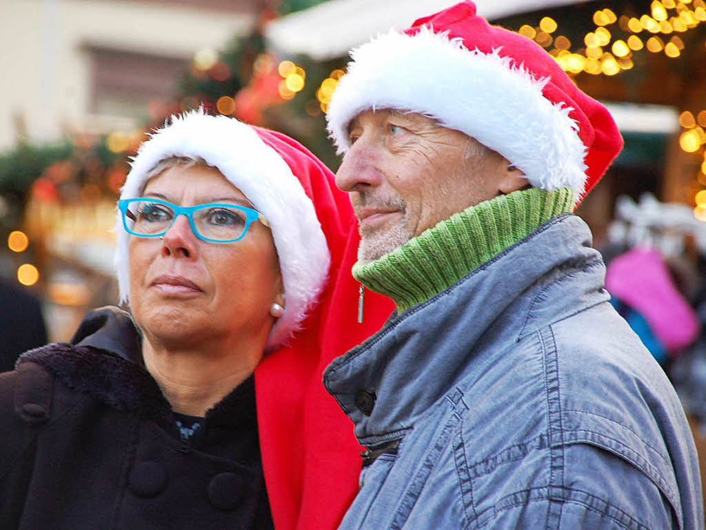 Musik und Kunst, Geschenke, Handwerk und Mode offerierte der Bad Sckinger Weihnachtsmarkt in der adventlich heraus geputzten Altstadt unter den Mnstertrmen. 80 Aussteller und viele Chre geben sich drei Tage lang ein buntes Stelldichein.