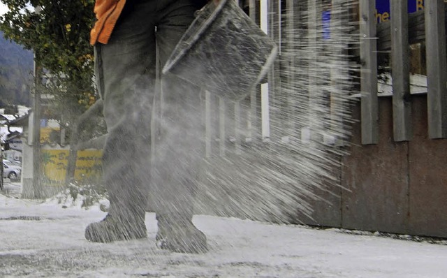 Erstmals in diesem Winter mussten die ...fmitarbeiter mit Salz gegen Eis ran.    | Foto: Symbolfoto: DPA