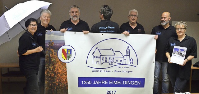 Die Sieben vom Organisationsteam fr d...isabeth Gntert-Leber (mit Kalender).   | Foto: Langelott