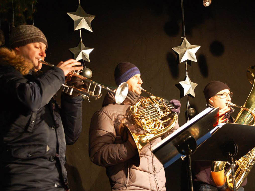 Musik und Kunst, Geschenke, Handwerk und Mode offerierte der Bad Sckinger Weihnachtsmarkt in der adventlich heraus geputzten Altstadt unter den Mnstertrmen. 80 Aussteller und viele Chre geben sich drei Tage lang ein buntes Stelldichein.