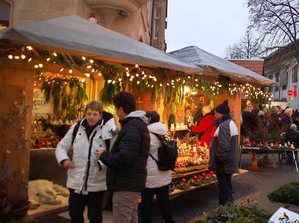 Musik und Kunst, Geschenke, Handwerk und Mode offerierte der Bad Sckinger Weihnachtsmarkt in der adventlich heraus geputzten Altstadt unter den Mnstertrmen. 80 Aussteller und viele Chre geben sich drei Tage lang ein buntes Stelldichein.