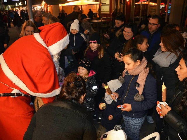 Der Weihnachtsmann verteilt Geschenke ...rn war der Markt nicht festlich genug.  | Foto: Peter Gerigk