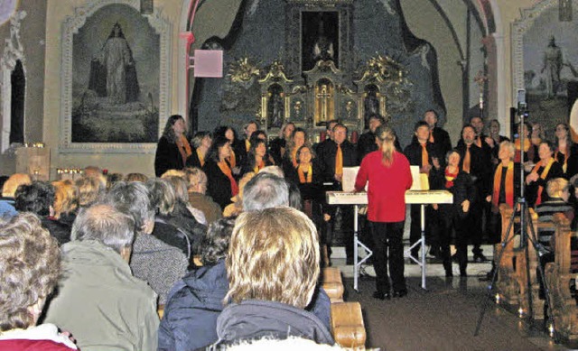 Der Gospelchor &#8222;Stimmen-Los!&#8220; in derBernauer Kirche.   | Foto: Ulrike Spiegelhalter