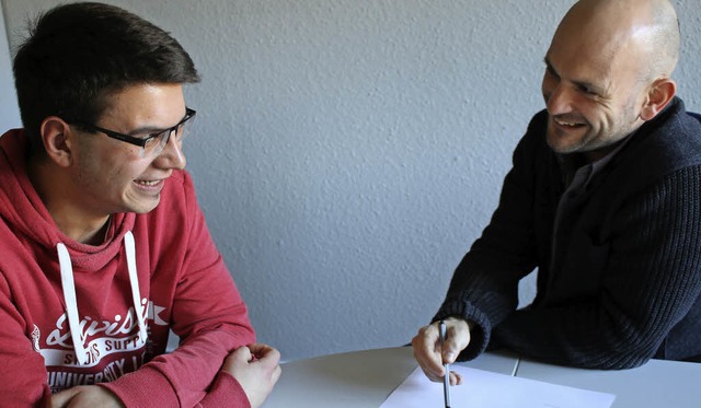 Berufsberater Daniel Keller mit Pascal Medard  | Foto: Julia Gross