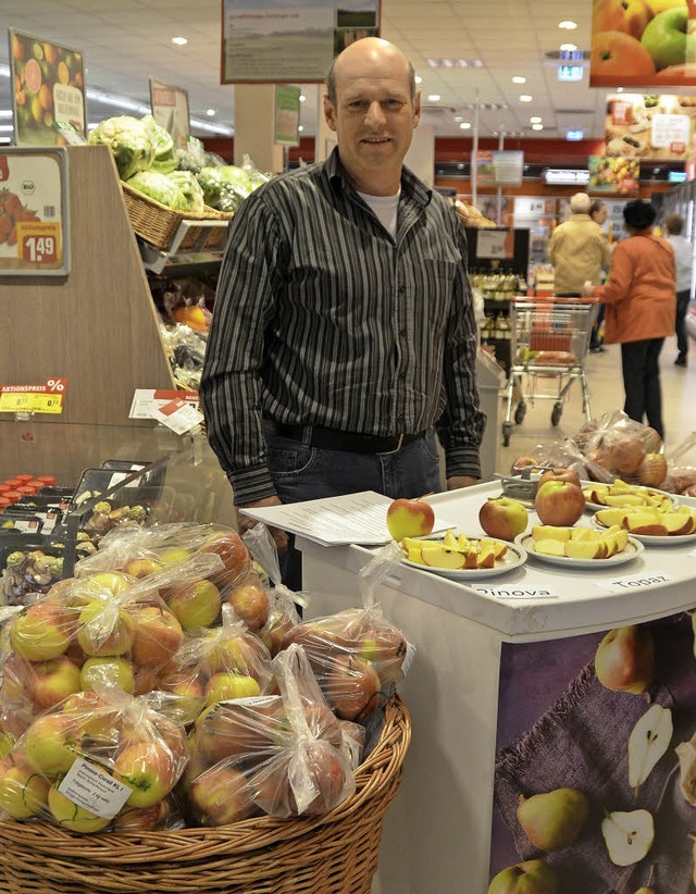 Markus Schrlins  Obst gibt es auch im Efringer  Rewe.   | Foto: Langelott