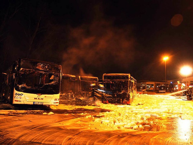 Bei einem Feuer wurden sechs Linienbusse zerstrt.  | Foto: dpa
