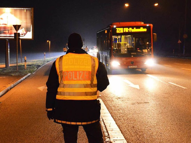 Ein Beamter in der Nacht von Freitag a...stag bei der Freiburger Grokontrolle.  | Foto: Felix Lieschke