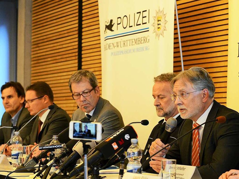Auf einer Pressekonferenz prsentieren die Ermittler ihre Ergebnisse.  | Foto: Rita Eggstein