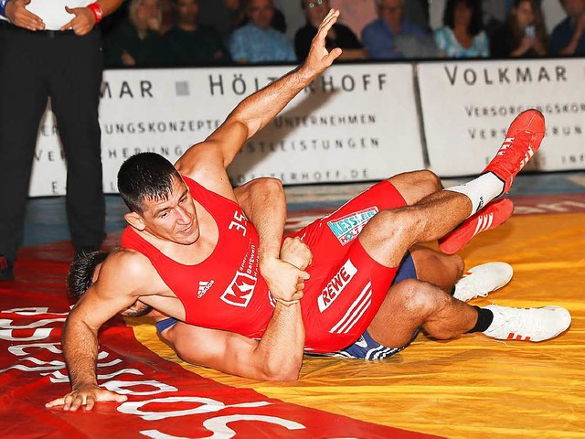 Viktor Loerincz (rot) musste sich Oliver Hassler knapp geschlagen geben.  | Foto: Grant Hubbs