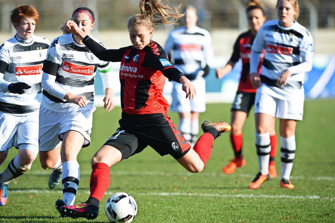 Klara Bhl zieht ab zum 2:0.  | Foto: Patrick Seeger