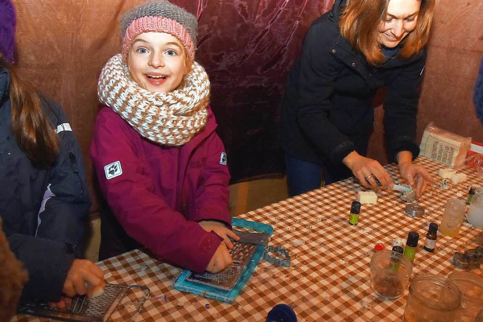 Am Weihnachtsmarkt konnten Kinder Seife kneten - ein Angebot des Fördervereins der Johann-Peter-Hebel-Grundschule. (Foto: Andrea Steinhart) Am Weihnachtsmarkt konnten Kinder Seife kneten - ein Angebot des Fördervereins der Johann-Peter-Hebel-Grundschule. (Foto: Andrea Steinhart)