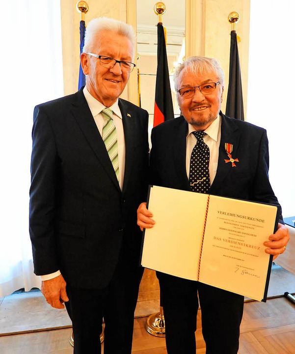 Ministerpräsident Winfried Kretschmann...Verleihung des Bundesverdienstkreuzes.  | Foto: Markus Zimmermann