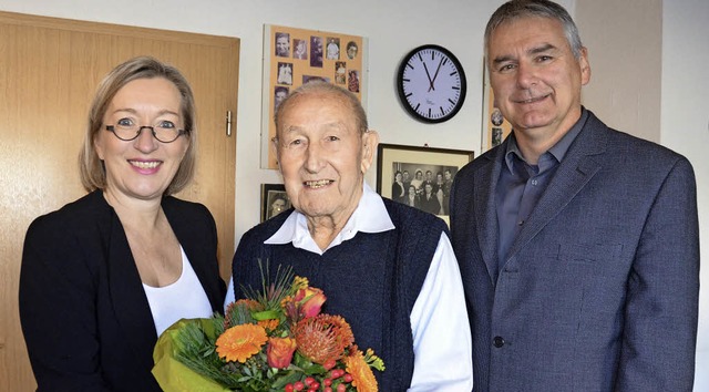 Brgermeisterin Astrid Siemes-Knoblich...eren Albert Knie zum 101. Geburtstag.   | Foto: Sigrid umiger