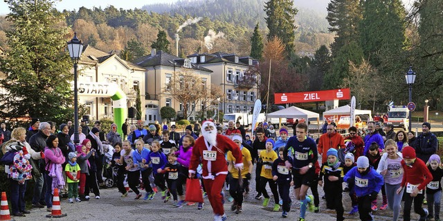 34 Schler folgten dem Nikolaus beim Lauf durch Badenweiler.  | Foto: Silke Hartenstein