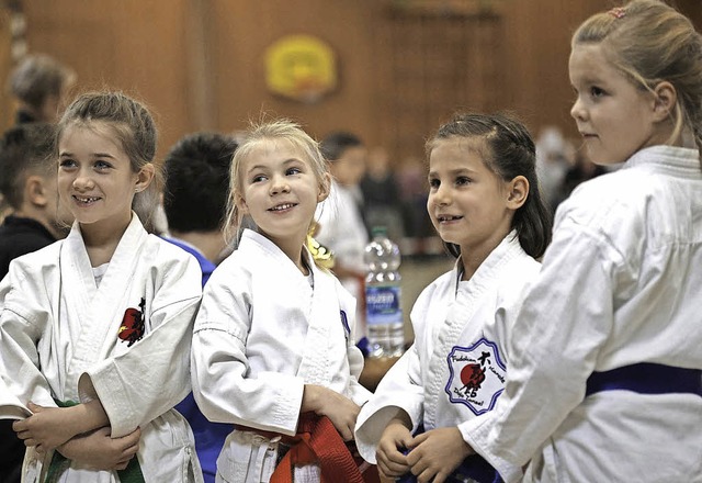 <BZ-FotoAnlauf>Karate Dojo Tunsel: </B...ngen Karatekmpferinnen  prsentiert.   | Foto: privat