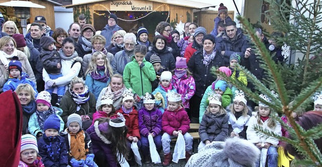 Dichtes Gedrnge herrschte bei der Erffnung des Weihnachtsmarkts in Weisweil.   | Foto: Ilona Hge