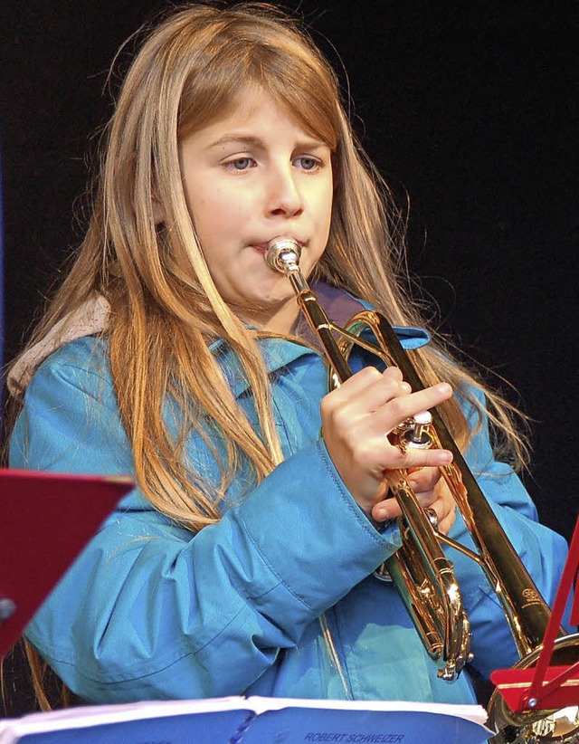 Der Nachwuchs der Jugendmusikschule spielte Weihnachtslieder.  | Foto: Hildegard Siebold