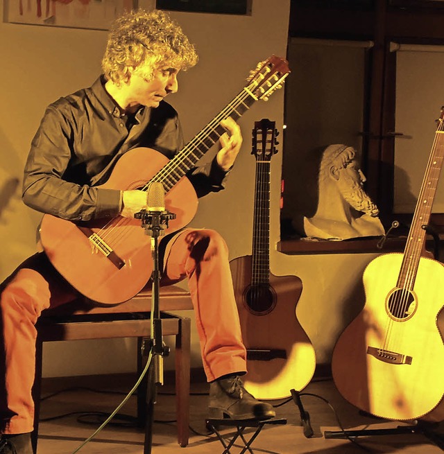 Gaetano Siino whrend seines Auftritts... Storchenhus inmitten seiner Gitarren.  | Foto: Janina Weneny