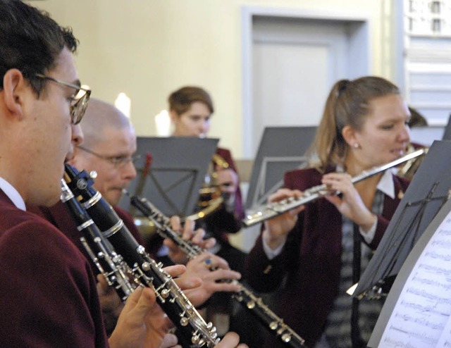 Momente der Besinnlichkeit im Vorweihn...rt der Stadtmusik in der Stadtkirche.   | Foto: Maja Tolsdorf