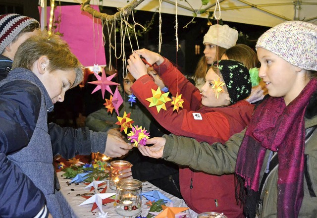 Schler der MORZ verkaufen eigenen Weihnachtsschmuck.   | Foto: Berger