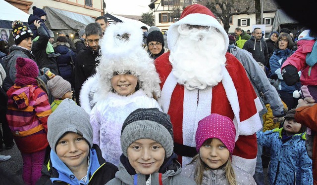 Schne Bescherung: Der Weihnachtsmann ...eim Fahrnauer Adventsmarkt glcklich.   | Foto: Edgar Steinfelder