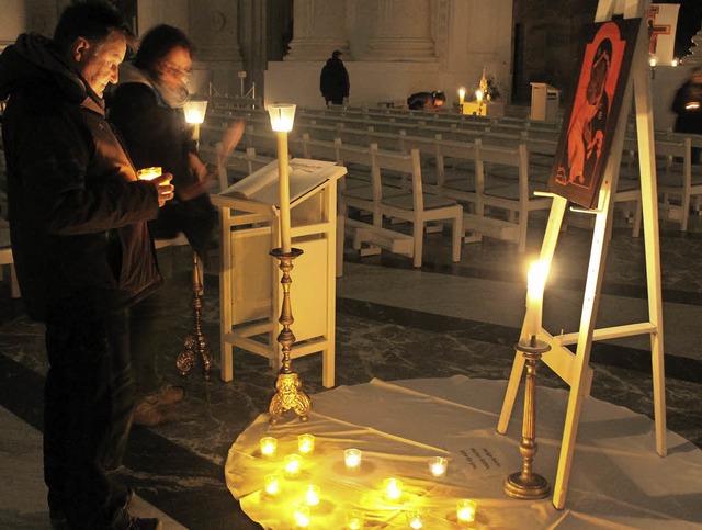 An verschiedenen Gebetsinseln im Dom knnen die Besucher Lichter ablegen.  | Foto: Cornelia Liebwein